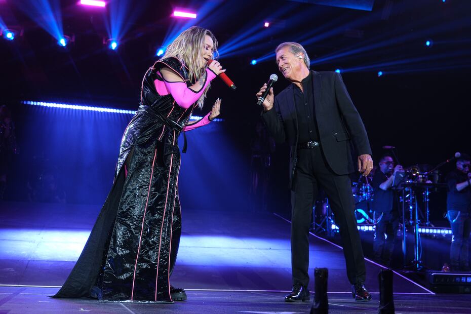 Luego de la canción "Evidencias" llegó el primer invitado de la noche, José María Napoleón, se unió al escenario para interpretar "Eres" y "Vive". Foto cortesía de Ocesa