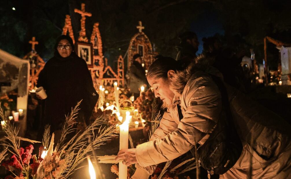 Al llegar al panteón se hace un ritual para colocar el arco en la tumba, se pone incienso, la cruz, coronas y los alimentos preferidos de la persona a la que se recuerda. Foto: Gabriel Pano / EL UNIVERSAL