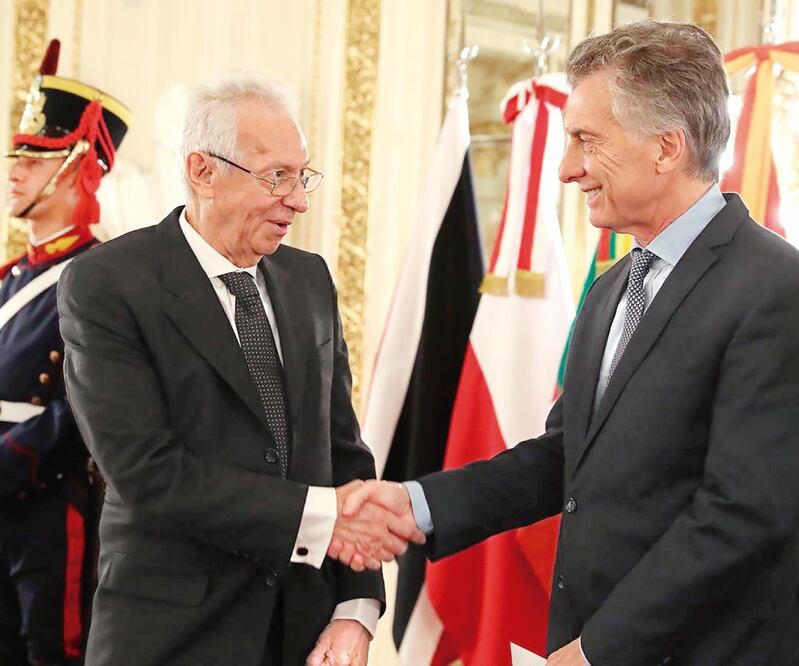 El embajador de México en Argentina, Óscar Ricardo Valero, y el presidente de Argentina, Mauricio Macri, cuando el diplomático presentó sus cartas. TOMADA DE TWITTER