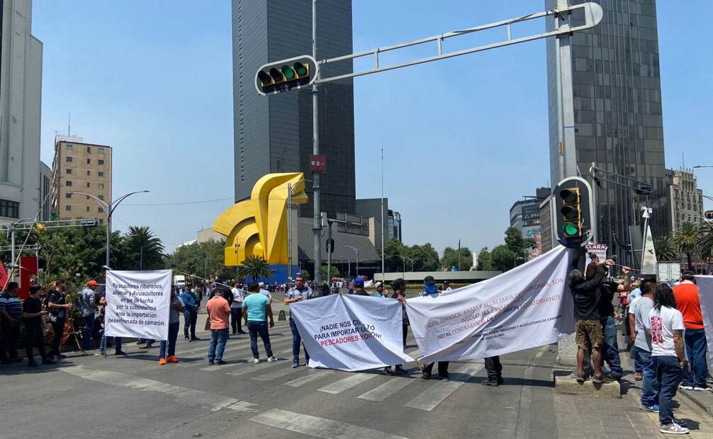 Con lonas cerraron la circulación de la arteria vial Reforma y su cruce con avenida Rosales Juárez y Bucareli en ambas direcciones. Foto: Juan Carlos Williams. EL UNIVERSAL