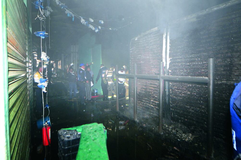 Por lo menos cinco locales comerciales resultaron afectados por el incendio que se suscitó al interior del mercado de La Marced, lo que provocó fuerte humareda (HUGO GARCÍA / EL UNIVERSAL)