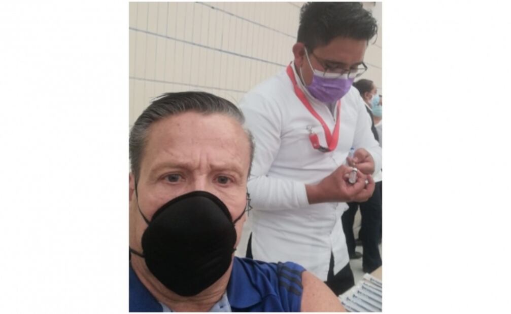 Alfredo Adame se aplica vacuna contra el Covid-19 y no se ha sentido mal