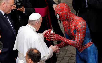 Encuentro arácnido: Papa Francisco saluda a Spiderman en el Vaticano