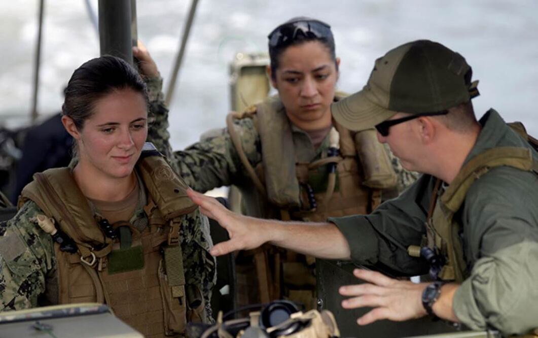 En enero de 2013, el entonces secretario de Defensa, Leon Panetta, anunció el levantamiento de las prohibiciones que impedían que las mujeres adopten roles de combate en las Fuerzas Armadas (ARCHIVO AP)