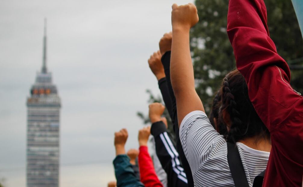 Entre gritos como "Dos de octubre no es de fiesta, es de lucha y de protesta" se lleva a cabo la marcha del 2 de octubre. Foto: Luis Camacho/EL UNIVERSAL