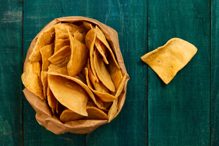 Las tortillas fritas son la base crujiente que aporta textura a los tradicionales chilaquiles rojos. Foto: Freepik