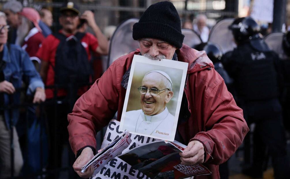 Una persona sostiene un retrato del papa Francisco durante una protesta de jubilados y docentes universitarios este miércoles, en Buenos Aires (Argentina). Foto: EFE/ STR