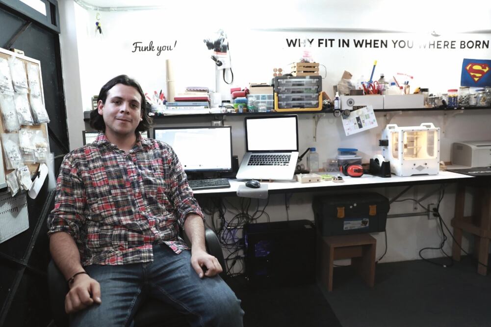 De niño, a Rolando Fuentes le gustaba jugar con Legos y Meccanos, solía desarmar las videocaseteras de su papá y quería ser inventor. Ahora dirige Funktionell, una empresa enfocada a desarrollar tecnología innovadora y automatizar un hogar (ALEJANDRA LEY)