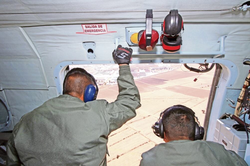 La tripulación del helicóptero MI-17 de la Marina, integrada por un primer y segundo comandante de aeronave, así como tres mecánicos, tiene a su cargo la vigilancia aérea del poliducto Tuxpan-Azcapotzalco. Foto: CARLOS MEJÍA. EL UNIVERSAL
