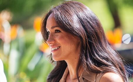 Meghan Markle responde a críticas y dice que no “robó” el vestido que usó en promocional navideño 