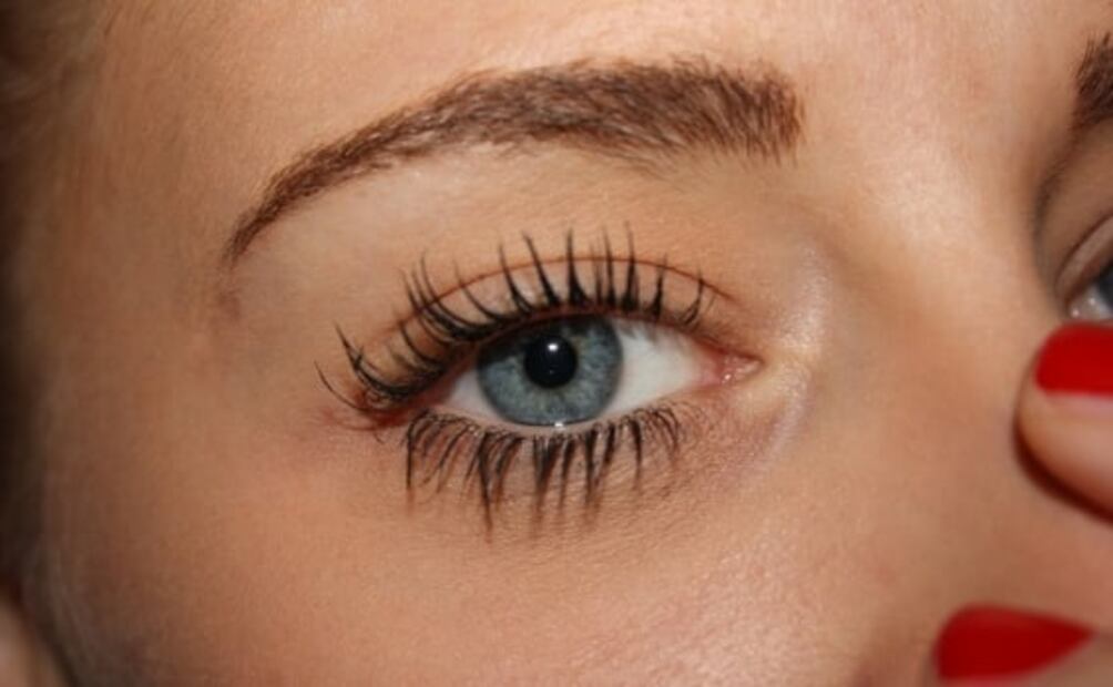 La manera correcta de desmaquillar tus pestañas sin quebrarlas