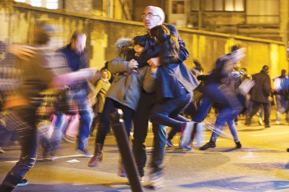 Asistentes a un homenaje a las víctimas por los ataques en París entraron en pánico en la Plaza de la República, ayer, luego de una falsa alarma de bomba, que generó una estampida de personas, sin ocasionar lesionados (PETER DEJONG. AP)