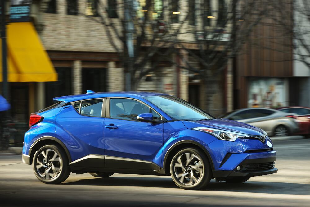 El nuevo Toyota C-HR es una especie de hatchback subcompacto con una plataforma elevada