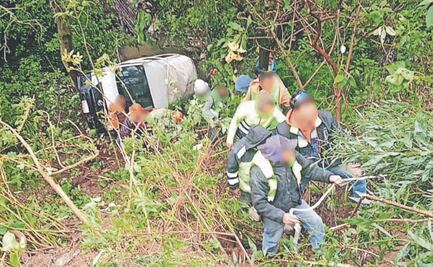 Camioneta cae a un barranco en la Álvaro Obregón