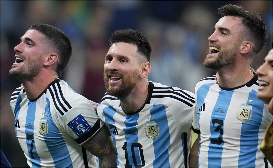 Rodrigo de Paul, Lionel Messi y Nicolás Tagliafico en los festejos de la Selección Argentina. FOTO: AP