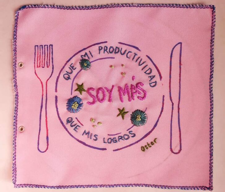 Servilleta “Soy más que mi productividad/Soy más que mis logros”, bordada por Andrea Osterhout para Poniendo el Tema sobre la Mesa. Foto: Cortesía Andrea Osterhout/Poniendo el Tema sobre la Mesa/ESPECIAL.
