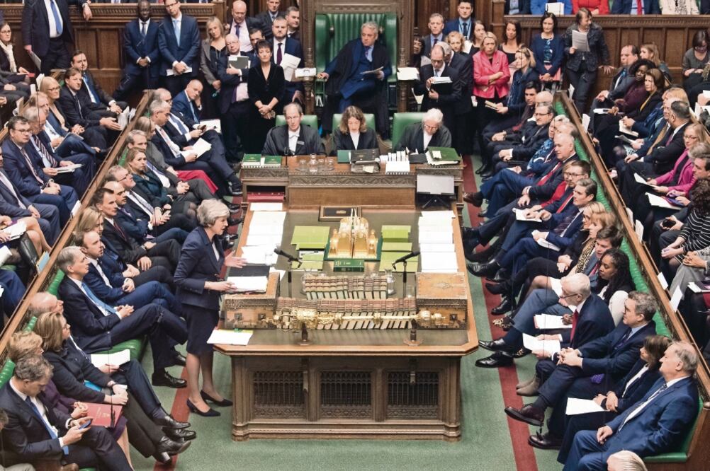 Revés. La enmienda aprobada ayer por el Parlamento británico para un plan alternativo al Brexit es un nuevo golpe para Theresa May. Foto: MARK DUFFY. AP