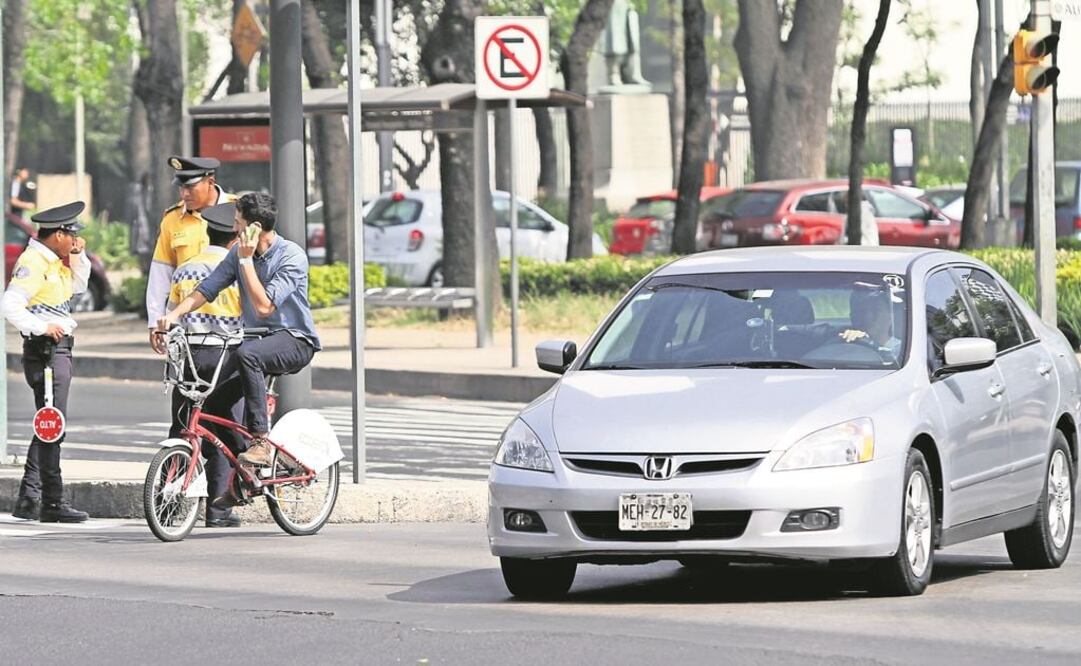 Engomados azules, los más afectados por el doble Hoy No Circula