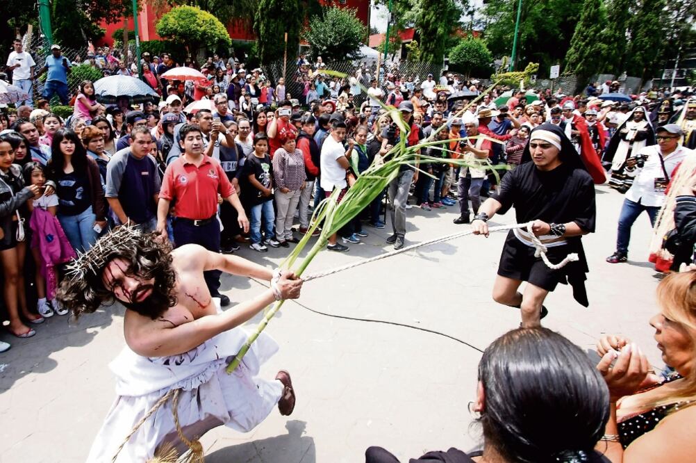 En la explanada de la iglesia de San Pedro Apóstol, en el centro de la delegación Cuajimalpa, se escenificó el juicio y condena a Jesús. (CARLOS MEJÍA. ELUNIVERSAL)