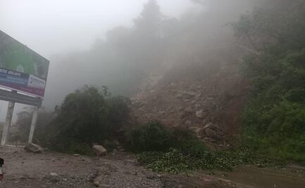 VIDEO: Lluvias provocan derrumbe de cerro en Querétaro; cierran carretera en Pinal de Amoles