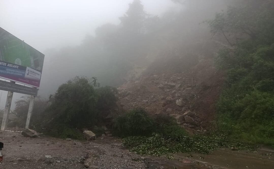 Derrumbe de cerro en carretera de Querétaro. Foto: Ayuntamiento de Pinal de Amoles