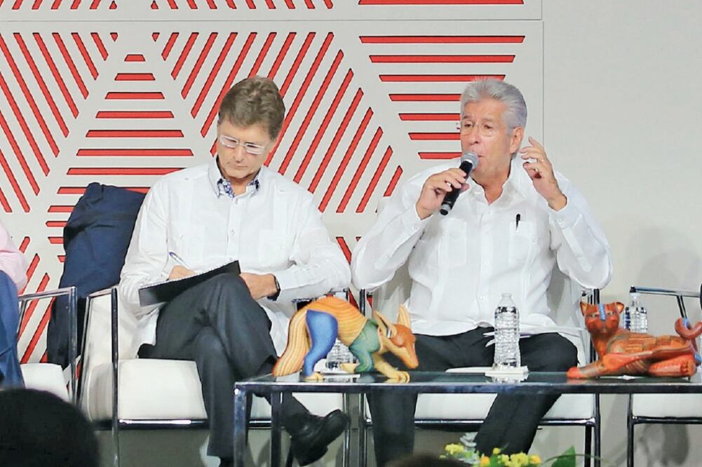 Enrique de la Madrid, secretario de Turismo, y Gerardo Ruiz Esparza, titular de Comunicaciones y Transportes, en el Tianguis Turístico 2018, en Mazatlán (DAVID GUZMÁN. EFE)