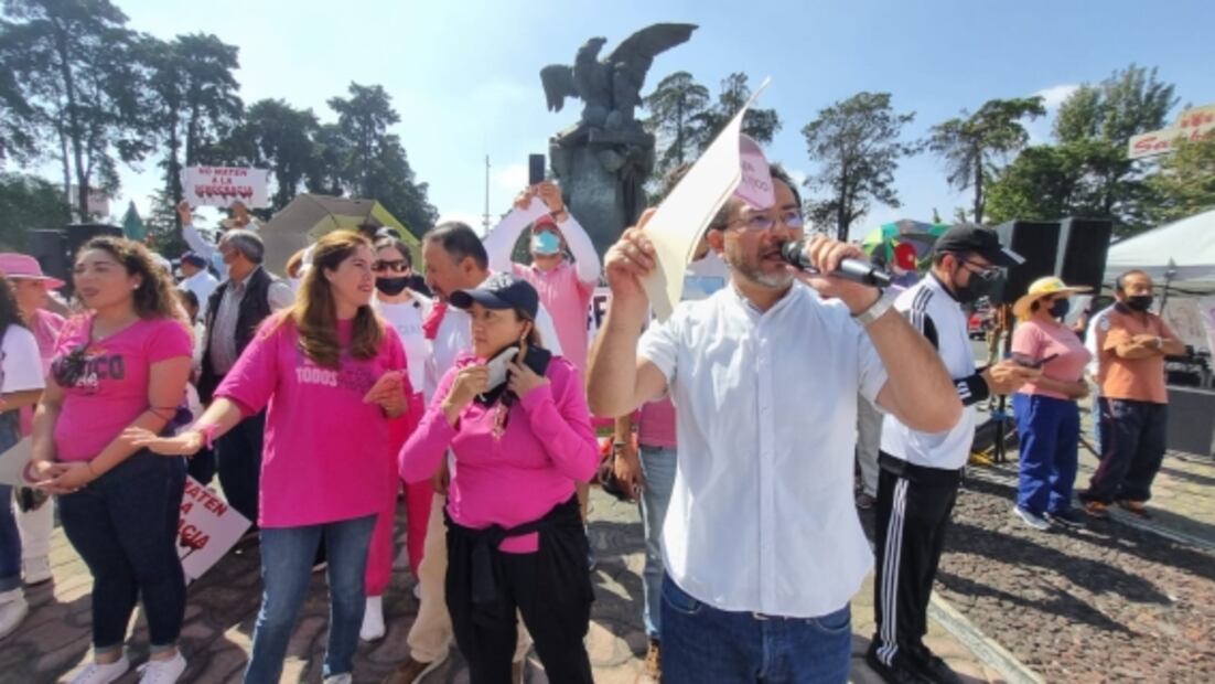 Al menos 3 mil personas salen a calles de Toluca para marchar en defensa del INE