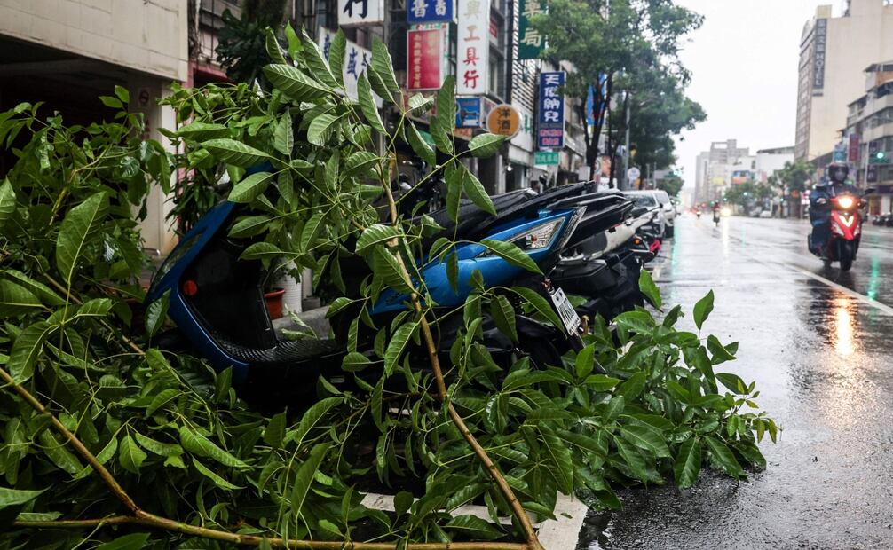 El tifón Podul azotó Taiwán el 13 de agosto, cerrando negocios en el sur, cancelando cientos de vuelos y dejando sin electricidad a decenas de miles de hogares. Foto: AFP