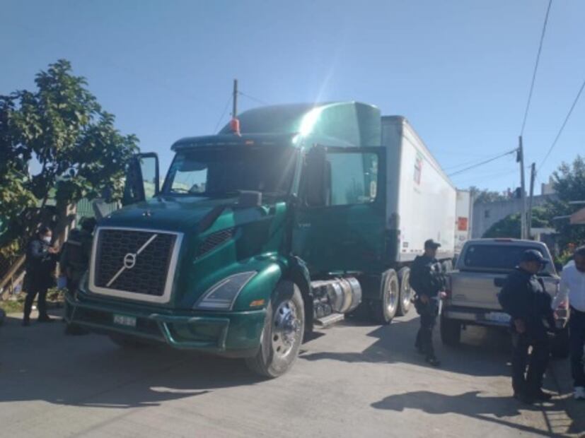 Detienen a conductor de tráiler tras persecución en Tamaulipas; impactó varios autos y destruyó cableado eléctrico