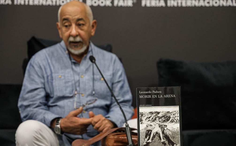 El escritor cubano Leonardo Padura tuvo una conferencia con medios de comunicación en el marco de la Feria Internacional del Libro (FIL) de Guadalajara. Foto: Gabriel Pano / EL UNIVERSAL