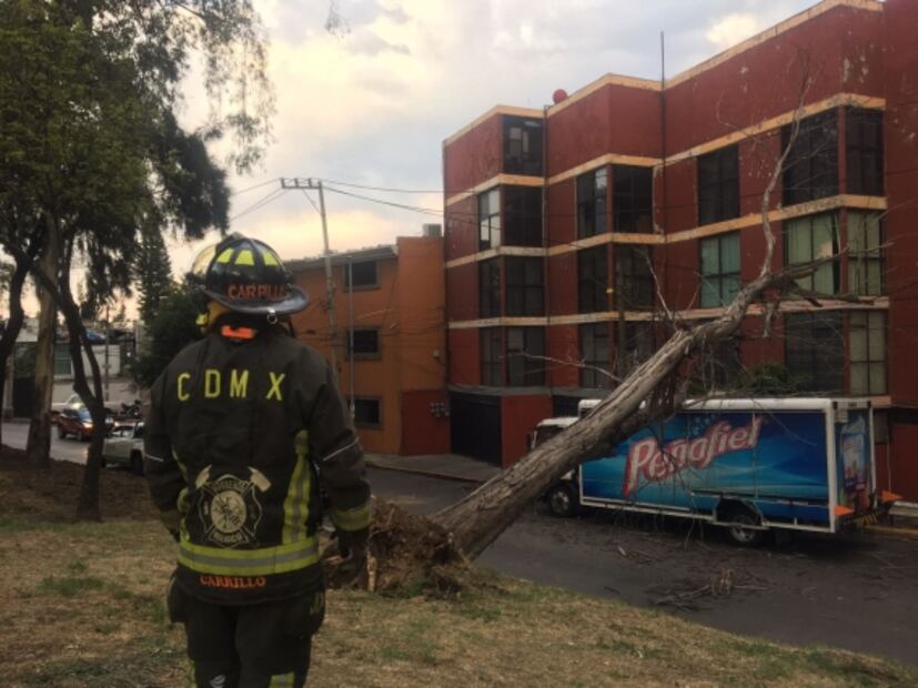 Reportan lluvia en gran parte de la Ciudad de México; activan alerta amarilla 