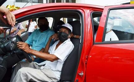 “Es una bendición, ya lo había soñado”; abuelito paga su predial y gana un auto del año 