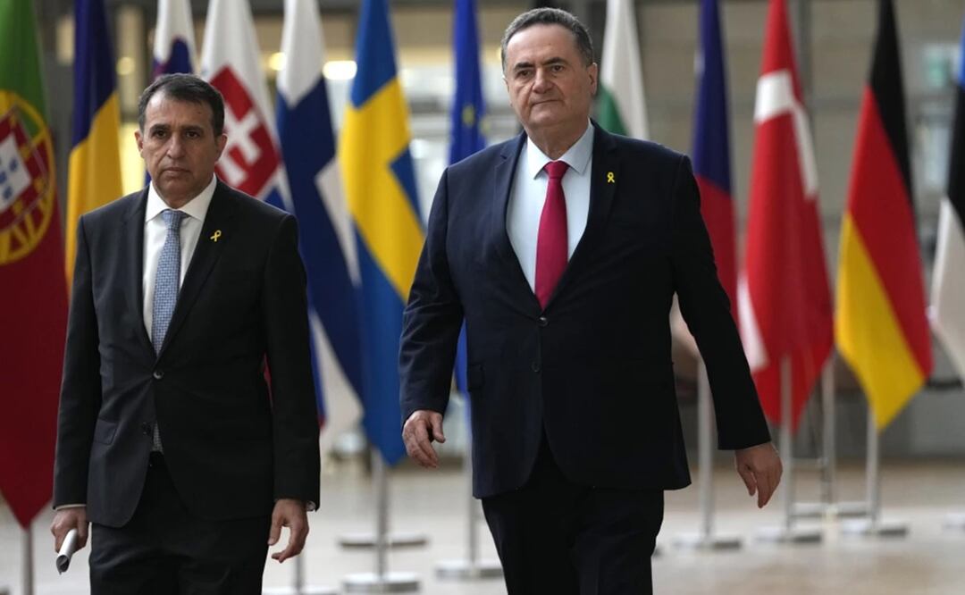 El ministro de Relaciones Exteriores de Israel, Israel Katz, a la derecha, en Bruselas, el 22 de enero de 2024. Foto: AP