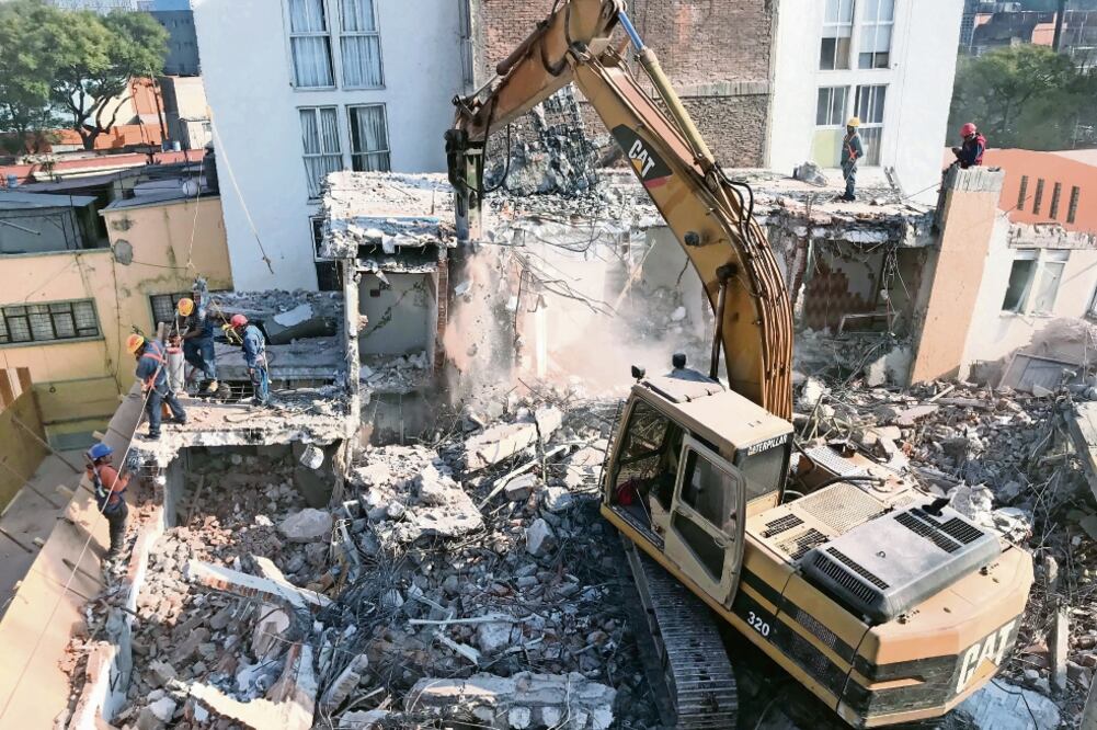 Trabajo pesado. En Escocia 29 se encuentra una grúa de 50 toneladas para ayudar a derribar el edificio. (CORTESÍA SOBSE)