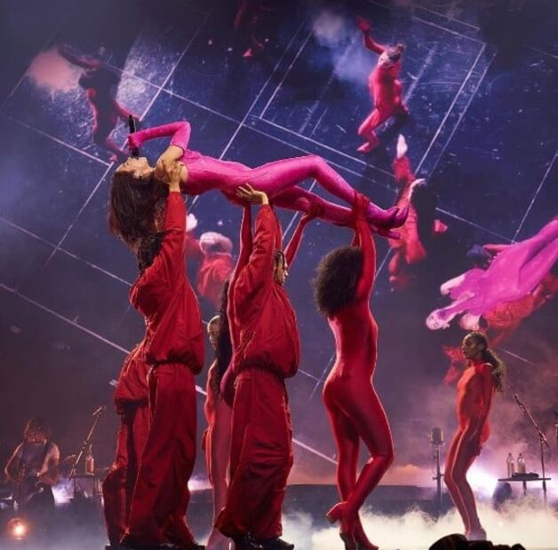 Dua Lipa luce como Barbie con sensual catsuit rosa 