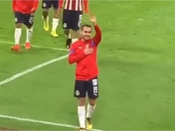 VIDEO: La emotiva despedida del 'Canelo' Angulo de la afición de Chivas