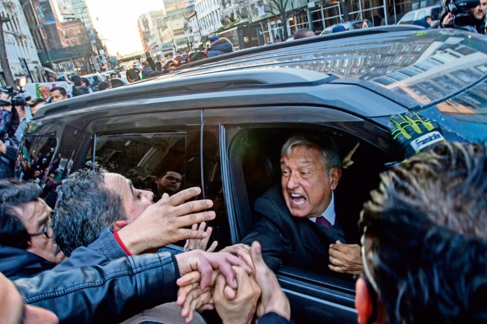 Andrés Manuel López Obrador, presidente de Morena, abandonó la iglesia de Nuestra Señora de Guadalupe, en Manhattan, en medio de tensión y abucheos de los asistentes que hicieron temer por la seguridad (CIRO GUTIÉRREZ. EL UNIVERSAL)