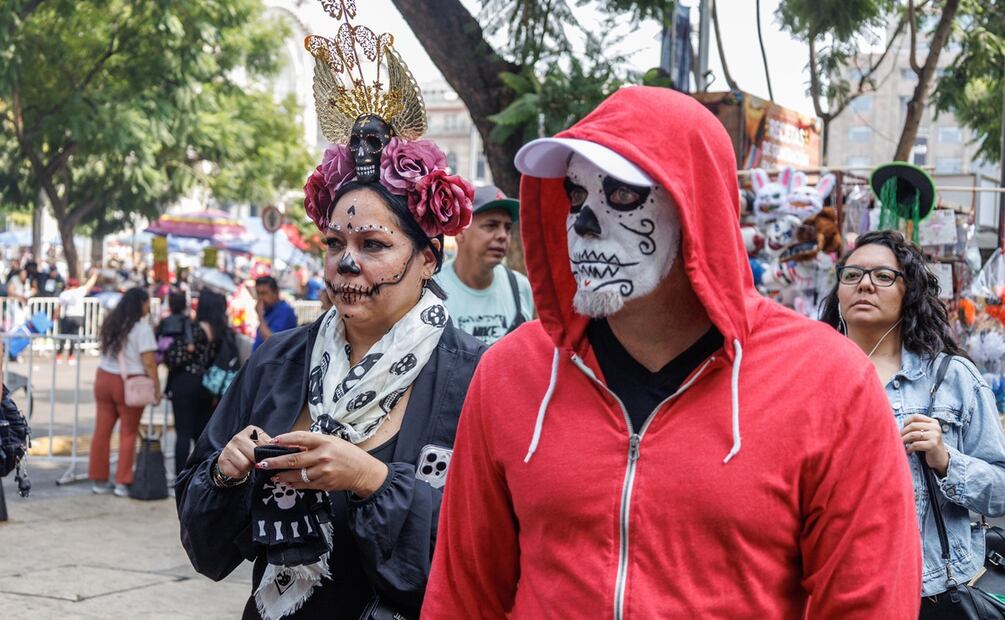 Previo al Desfile de Día de Muertos, turistas y capitalinos se dan cita en diversos puntos de la ciudad. Foto: Yaretzy M. Osnaya / EL UNIVERSAL