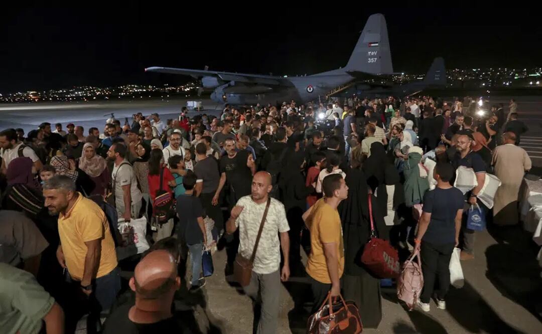 Jordanos evacuados desde Sudán a su llegada a un aeropuerto militar en Amán, Jordania, el 24 de abril de 2023. Foto: AP