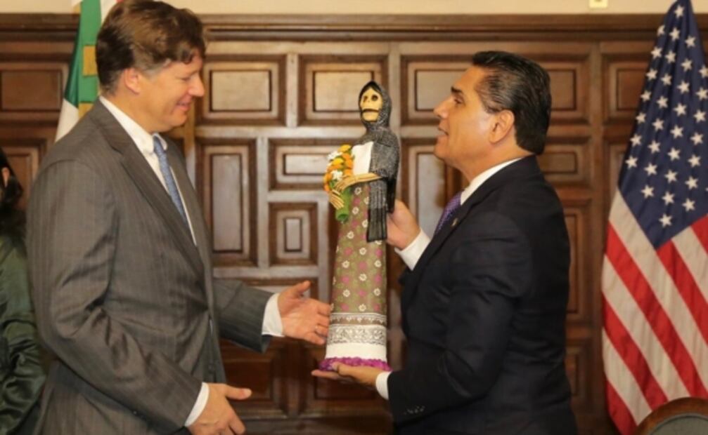 Embajador de EU en México visita Michoacán por Día de Muertos 