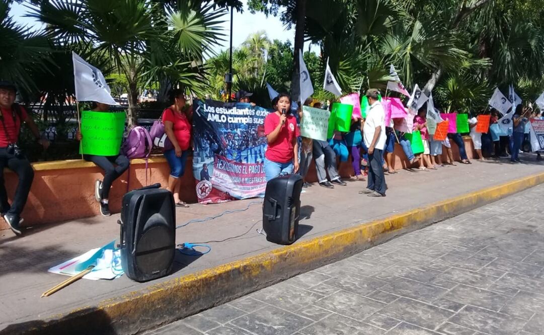 Jóvenes de diferentes escuelas y municipios protestaron por la falta de entrega de las becas Benito Juárez de parte del gobierno Federal. Foto: Yazmín Rodríguez