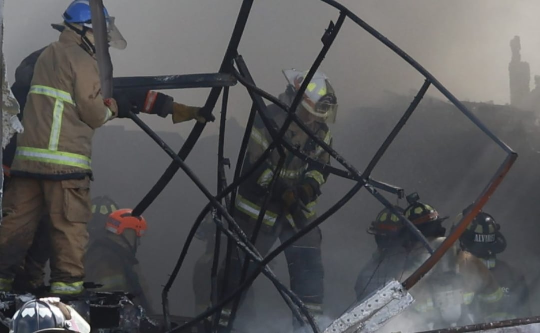 Bomberos atienden incendio tras choque de avioneta en Toluca (15/12/2025). Foto: Alejandro Vargas