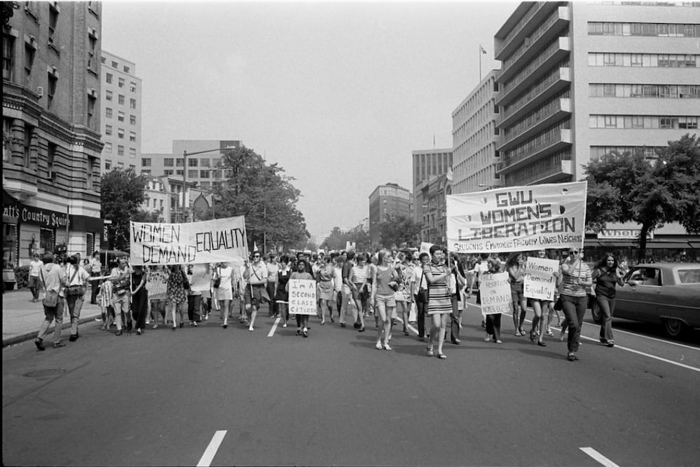 Marcha por la liberación femenina en Washington, D.C., 1970,  tomada en el trayecto desde Farragut Square hasta Lafayette Park./ Warren K. Leffler/ Cortesía de la Library of Congress