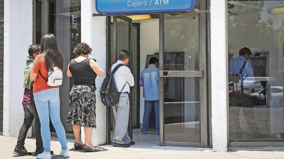 En días inhábiles y feriados los cajeros automáticos de las instituciones bancarias permanecen abiertos y operan las 24 horas del día. Foto: El Universal