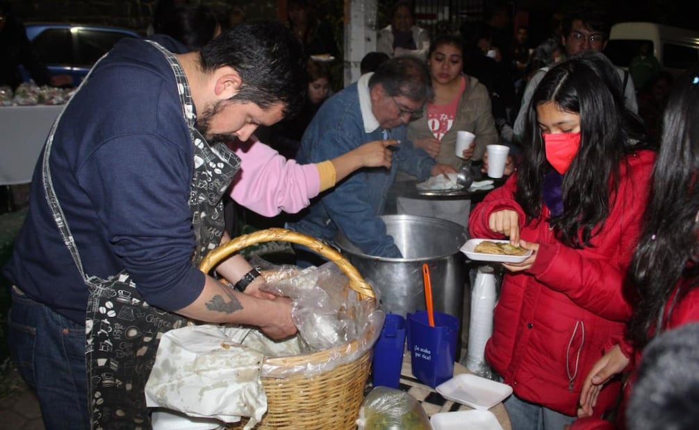 El alcalde de Magdalena Contreras, Fernando Mercado, encabezó las celebraciones en la explanada de la alcaldía con música, piñatas, ponche, vendimia y aguinaldos para las niñas y niños que se dieron cita
Foto: Especial.