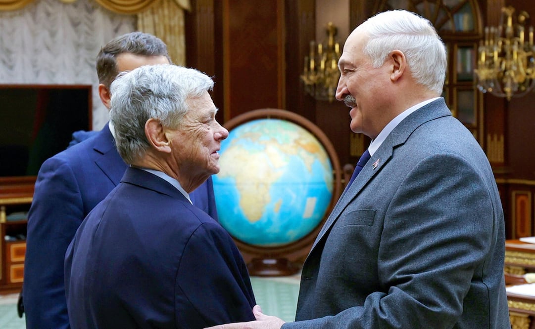 En esta imagen, distribuida por la oficina de prensa del presidente de Bielorrusia, Alexander Lukashenko (derecha) y el enviado de Estados Unidos, John Coale, se dan la mano durante una reunión en Minsk, Bielorrusia, el 12 de diciembre de 2025. Foto: AP