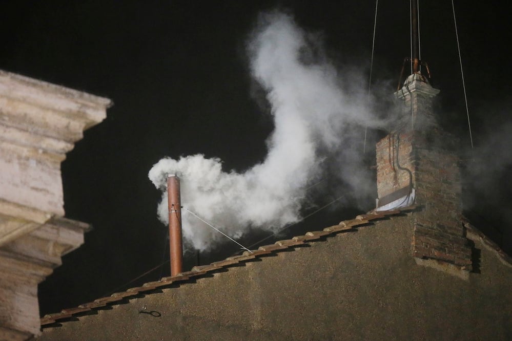 La fumata o humo blanco sale de la chimenea de la Capilla Sixtina y es la que  anuncia que un nuevo papa ha sido elegido, como en esta imagen de 2013. FOTO: GREGORIO BORGIA. AP
