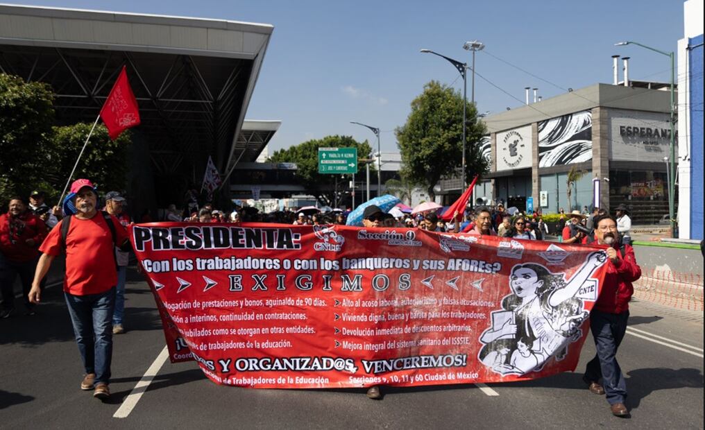 Maestros de la CNTE marchan por Calzada de Tlalpan rumbo a la SEP en la Ciudad de México, el jueves 3 de julio de 2025. Foto: Hugo Salvador/EL UNIVERSAL