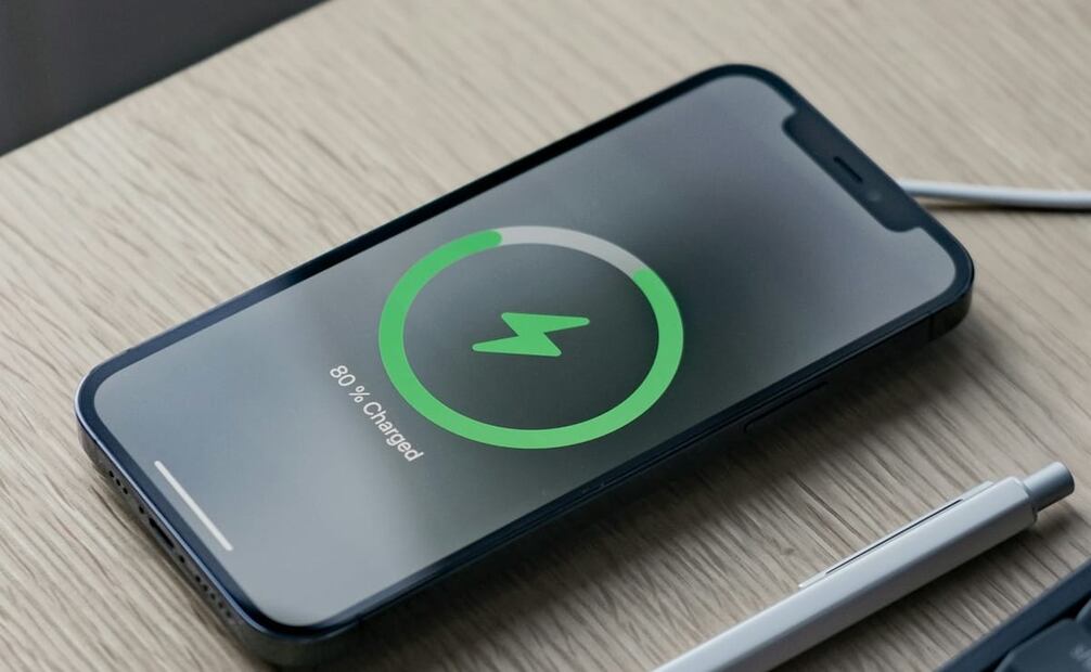 ¿Qué se conecta primero, el cargador o el celular?. Foto: Unsplash