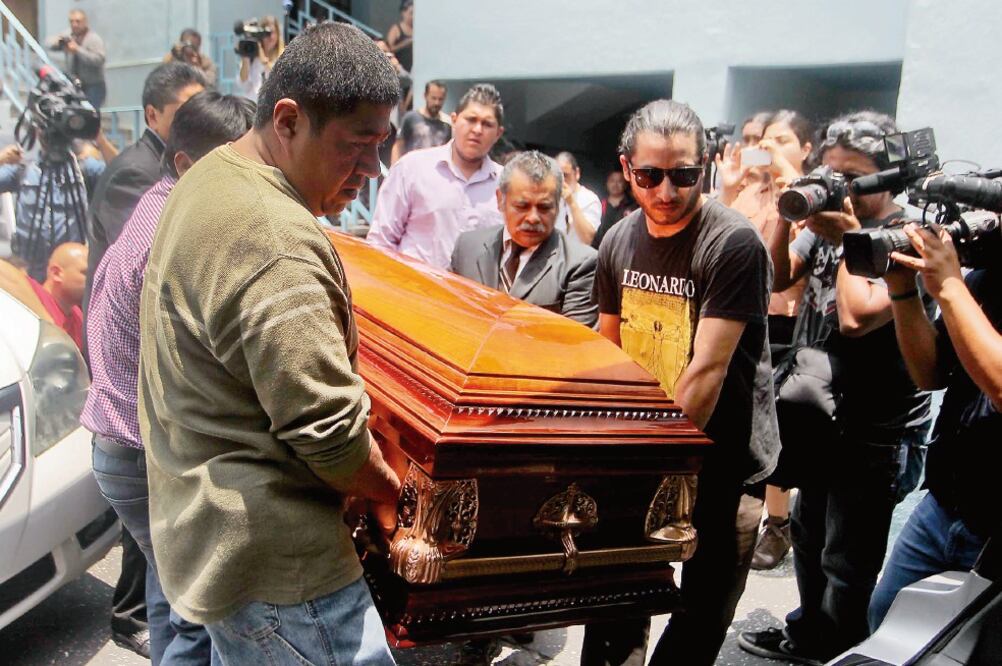 Alrededor de las 13:30 horas, el cortejo fúnebre de Rubén Espinosa salió con dirección al Panteón Dolores, muchos de sus amigos de Veracruz vinieron a despedirlo y a acompañar a su familia (FERNANDO RAMÍREZ. EL UNIVERSAL)